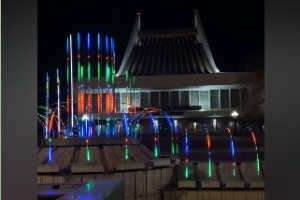 В Омске запустили подсветку фонтана на Театральной площади