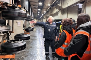 Омские студенты в рамках «Недели без турникетов» познакомились с производством шин