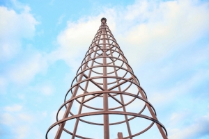 На Левобережье Омска уже начали устанавливать новогоднюю елку