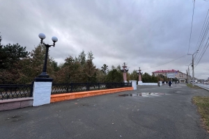 Исторический сквер в центре Омска окрасили в яркий оранжевый