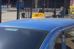 Грубо потребовал выйти из машины: в Омске оштрафовали «Яндекс.Такси» за то, что водитель отказался везти мать с ребенком