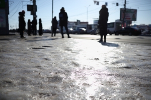 Омские синоптики прогнозируют сохранение сильной гололедицы на дорогах 