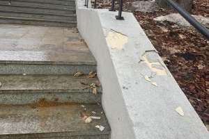 В Омске на обновленной лестнице у «Океана» уже появились трещины