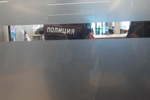 Омичка пыталась сдать на водительские права с помощью смарт-часов и микронаушника