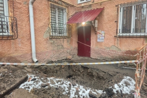 Дети сорвались: омичи пожаловались на яму, оставленную коммунальщиками у подъезда дома