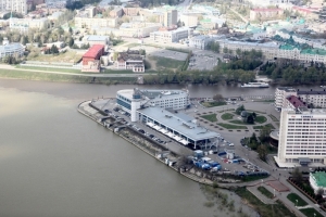 Набережную с аварийным участком у Речного вокзала в центре Омска огородят 3D-забором