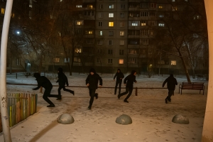 В Омске подростки ходят по дворам и взрывают петарды
