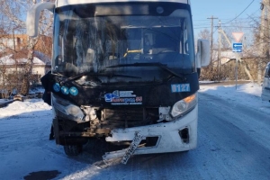 В Омске столкнулись пассажирский автобус и «Лада Ларгус»: есть пострадавшие