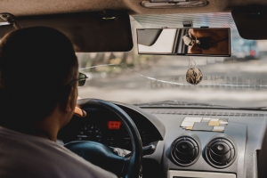 В Омской области пассажир ударил таксиста ножом в живот, не желая платить за поездку