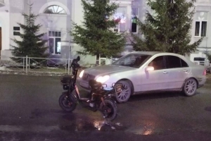 В центре Омска столкнулись «Мерседес» и электровелосипед