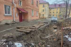 В Омске СК проводит проверку из‑за опасной траншеи во дворе дома