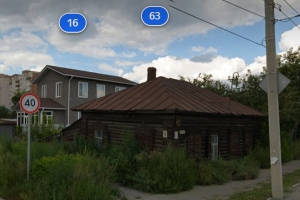 Деревянный дом в центре Омска признали непригодным для проживания