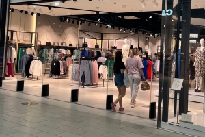 В омской Меге закрылся турецкий магазин одежды DeFacto 