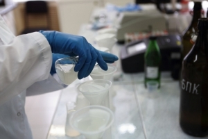 Что-то шевелится: врачи нашли червя в глазу у омички