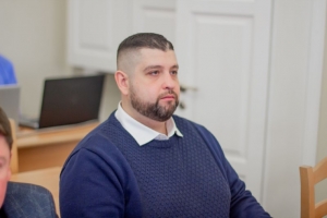 В работе комитета омского Законодательного собрания принял участие участник СВО Алексей Касаткин