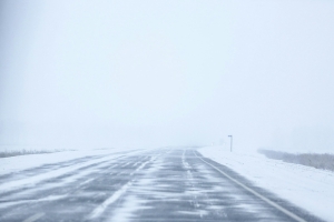 Омских водителей просят быть осторожными на дорогах из-за непогоды
