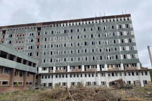 На окраине Омска снова выставили на продажу здание недостроенной больницы