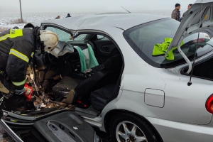 Спасателям пришлось доставать омича из искореженного авто после тройного ДТП