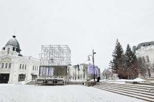 На улице Музейной в Омске устанавливают большую утепленную сцену