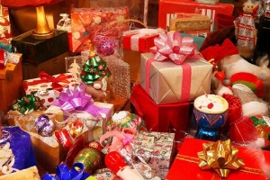 «Лучше хоть что‑то, чем ничего»: россияне назвали худшие новогодние подарки