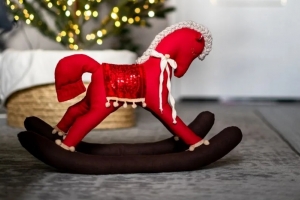 От мочалки до 3D фигурки: какие новогодние хендмейд-подарки с лошадью можно купить в Омске 