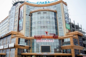 Недостроенный отель возле «Миллениума» в центре Омска не смогли продать и после понижения цены