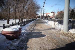 «Закидывает стекла так, что ничего не видно»: жители Омска жалуются на дорожный реагент —  в мэрии объяснили, почему используют именно его 