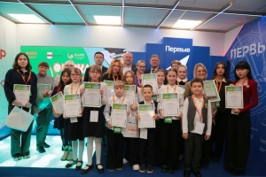 Мэр Омска Сергей Шелест наградил юных победителей конкурса социальной рекламы