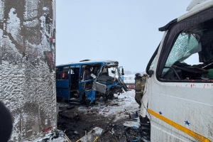 Фуры смяли пассажирский автобус на омском участке «трассы смерти» в Омской области: есть погибшие