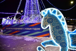 ОНПЗ оформил новогодние площадки в Омске