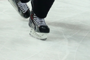 «Кататься будут пешеходы по дороге»: Омичка пожаловалась на неаккуратную заливку катка во дворе