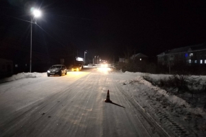 В Омской области автомобиль сбил девушку, идущую по проезжей части