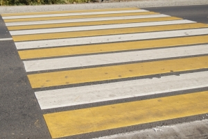 В Омской области водитель сбил двух девочек на переходе и скрылся