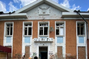 В Омске решили снести заброшенную школу на улице Свободы, которую не смогли продать