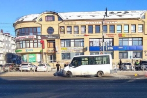 В Омске маршрутка сбила трех девушек на переходе