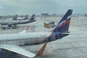 «Мест для сна нет даже на полу»: омский блогер показал, что происходит в Шереметьево, где отменили десятки рейсов