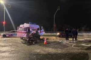 В Омской области при столкновении фуры и скорой помощи погиб пациент реанимобиля