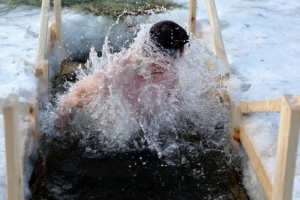 Более 8 тысяч человек окунулись в омские проруби на Крещение