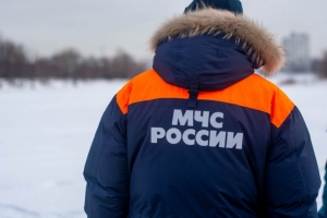 Случайно закрытый дома омич спустился через окно по простыням и застрял на козырьке магазина