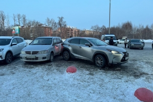 Молодой омич устроил дрифт и протаранил машины на парковке: есть пострадавшие 