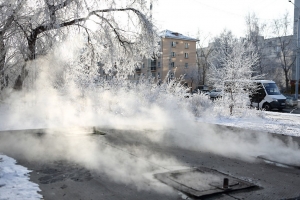 В Тимуровском проезде в Омске прорвало водопровод диаметром 1 000 мм