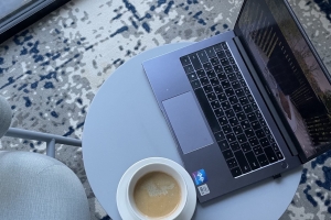 «Розетки есть у каждого стола, но это ничего не значит»: в омском кафе запретили работать удаленщикам с ноутбуками