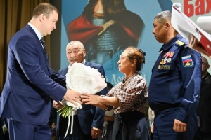 «Россия непобедима»: Виталий Хоценко вручил медали «Отец солдата» отцам героев в Омске