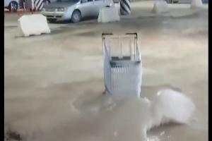 Вода и лед на парковке: в омской «Меге» произошло коммунальное ЧП