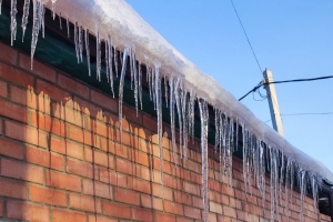 В Омске с крыши торгового комплекса сошел лед - инцидент едва не обернулся трагедией