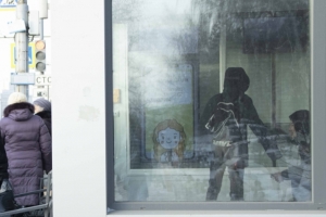 В центре Омска мужчина разгромил остановку, а потом уехал на такси