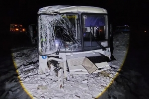 Два человека пострадали при столкновении «Мазды» с автобусом на омской трассе