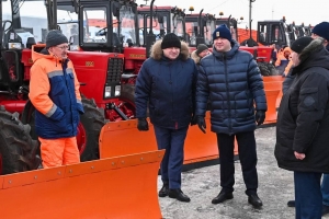 Виталий Хоценко и Сергей Шелест вручили омским дорожникам новую технику