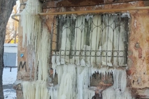 Стены и окна дома на Магистральной в Омске покрылись льдом