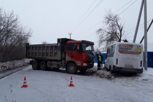 В Омске столкнулись грузовик и пассажирский автобус: трое пострадали